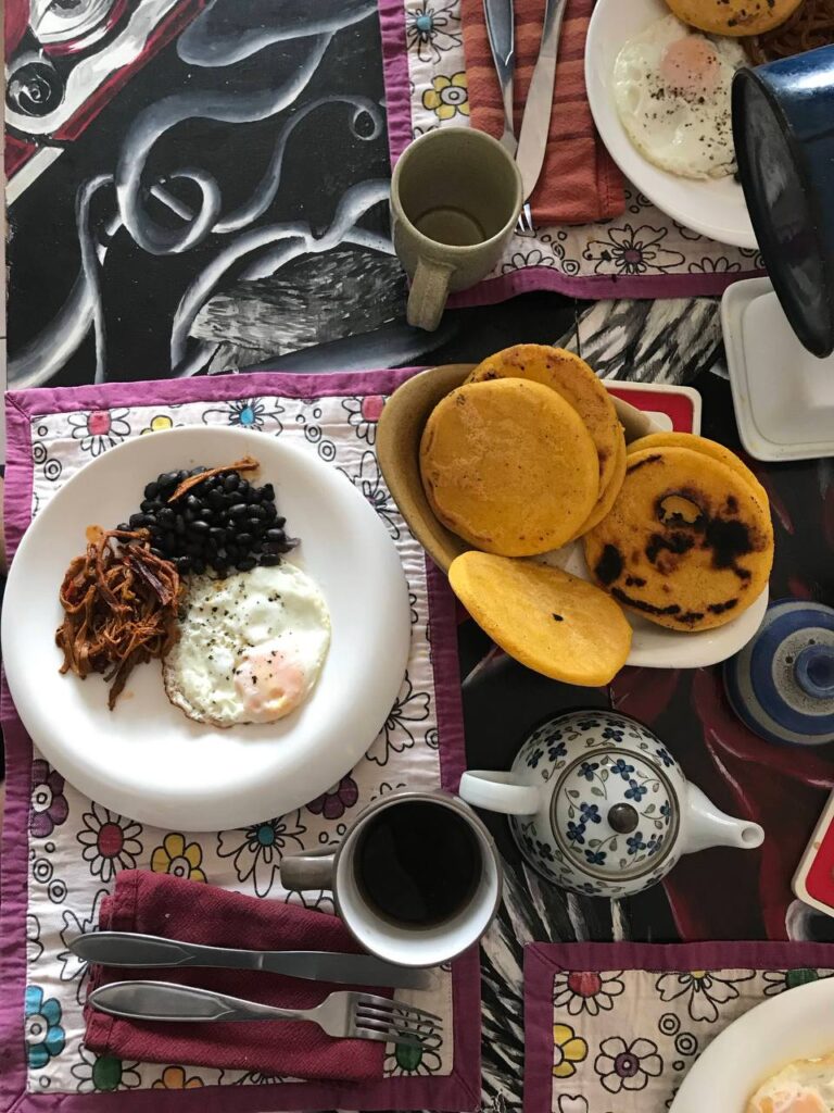 desayuno andino con carne mechada arepas huevo y caraota